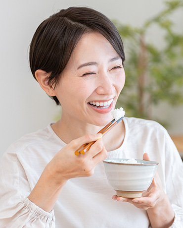 食事を楽しむ女性
