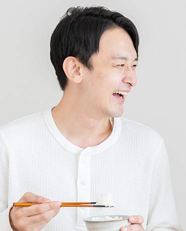 食事を楽しむ男性